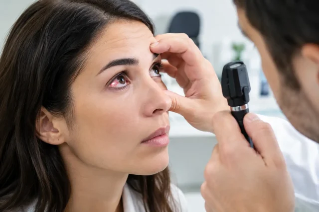 Señales de infección corneal que requieren atención